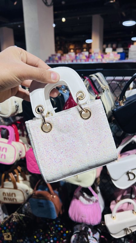 دزينه 12  حبه من شنط الأطفال.